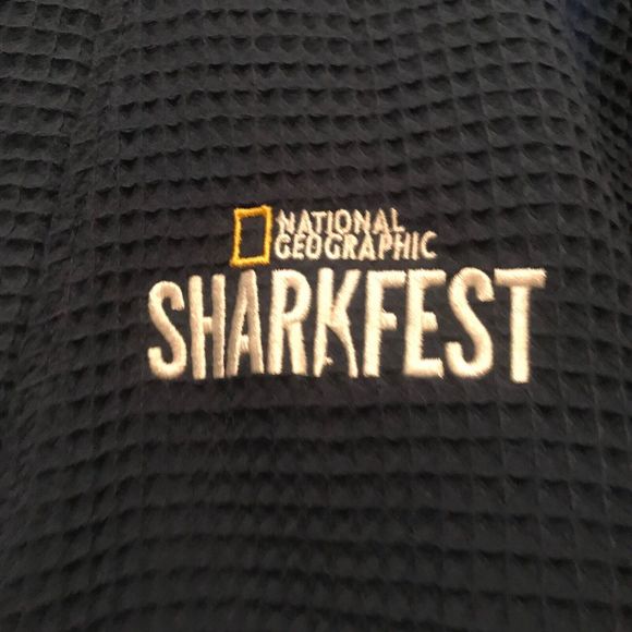 NWOT Terrytown Navy Unisex Waffle Knit Robe "Sharkfest" National Geographic OS - Picture 2 of 5